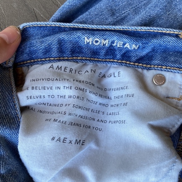 American Eagle Outfitters Mom Jean Light Wash Distressed Jeans size 6 Regular - Picture 4 of 10